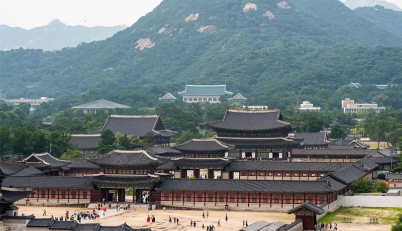 قصر جيونغ بوكجونج تحيط بالجبال الشاهقة
